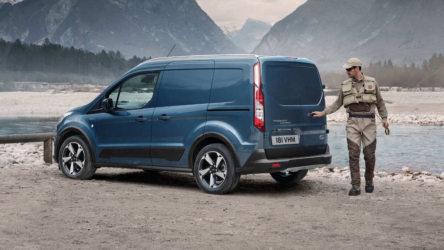 Ford Transit Connect Active látható hátsó ajtókkal parkol a folyó mellett