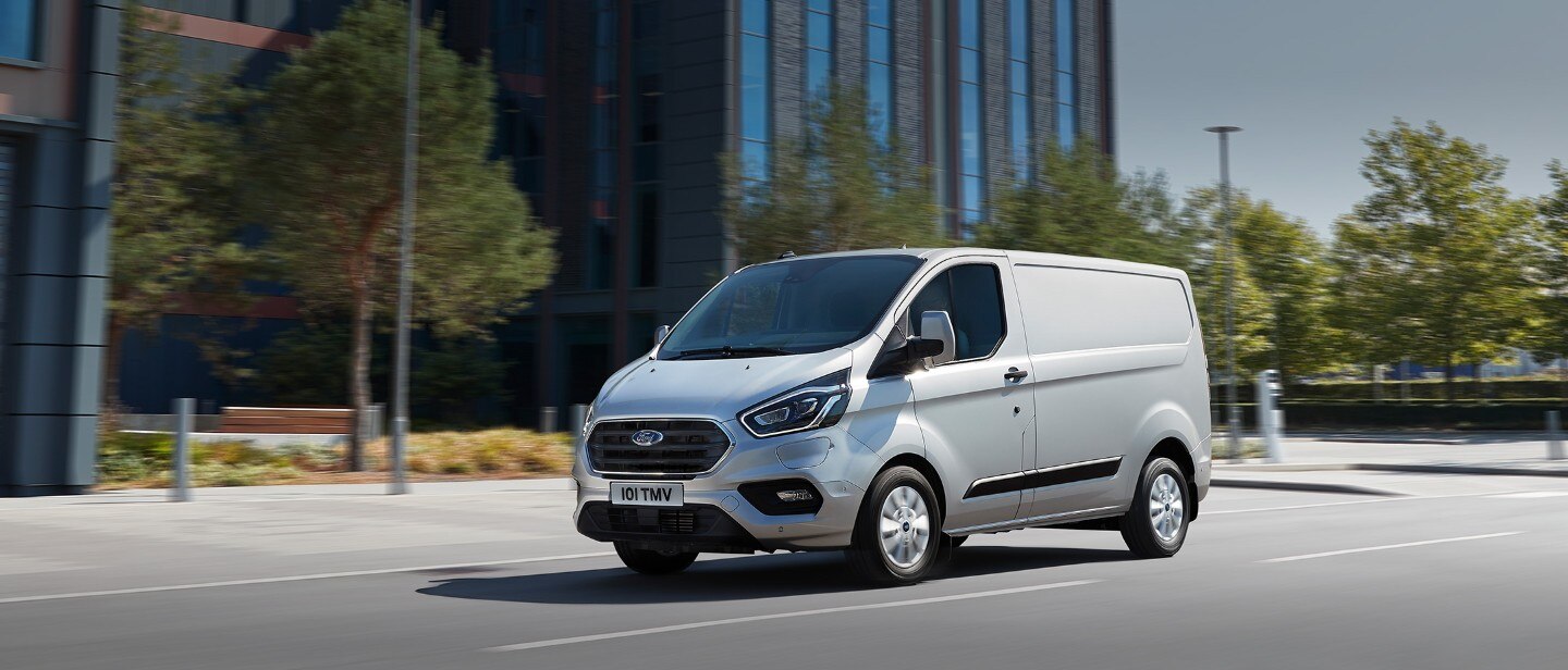 Városban haladó Ford Transit Custom PHEV