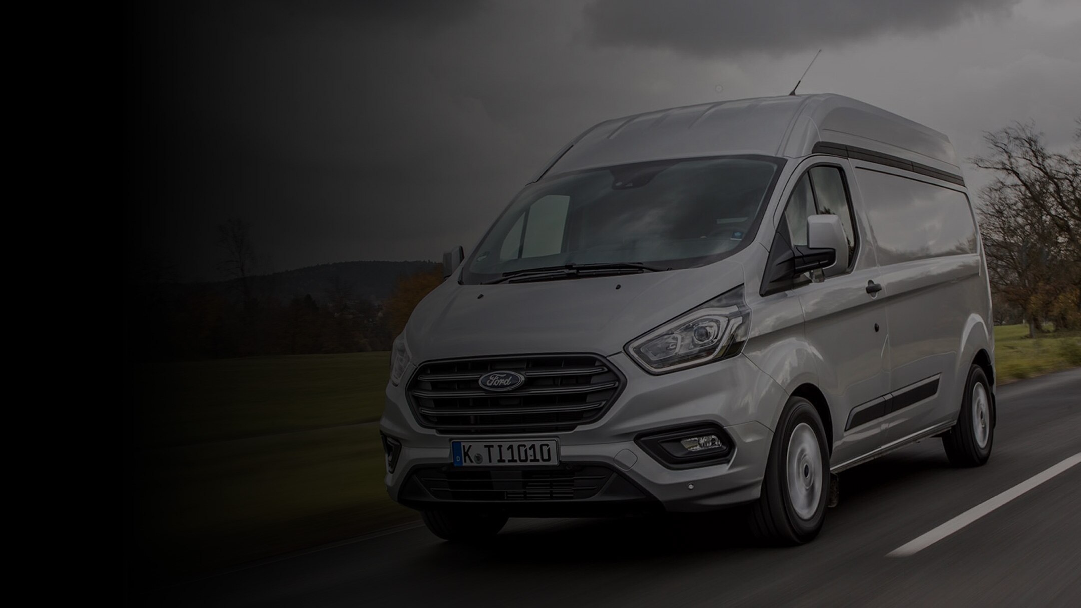 Vidéki úton haladó Ford Transit Custom