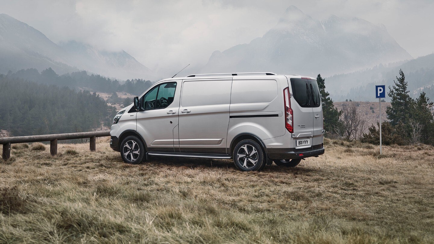 Ford Transit Custom Active a háttérben hegyekkel.