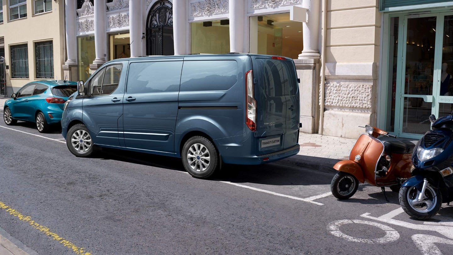 Aktív ki-/beparkolást segítő automatikával parkoló új Ford Transit Custom