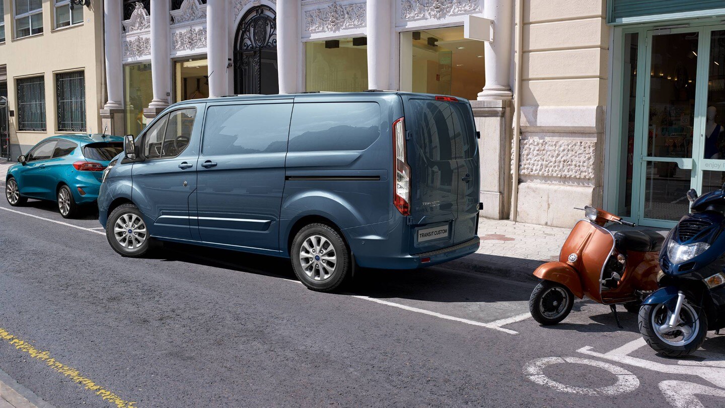 Aktív ki-/beparkolást segítő automatikával parkoló új Ford Transit Custom