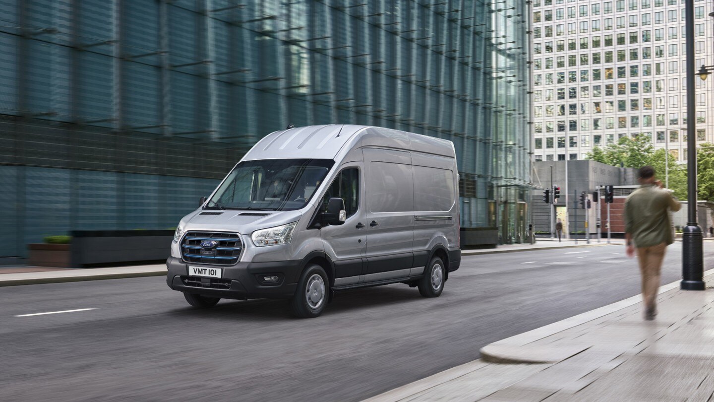 Ford E-Transit menet közben