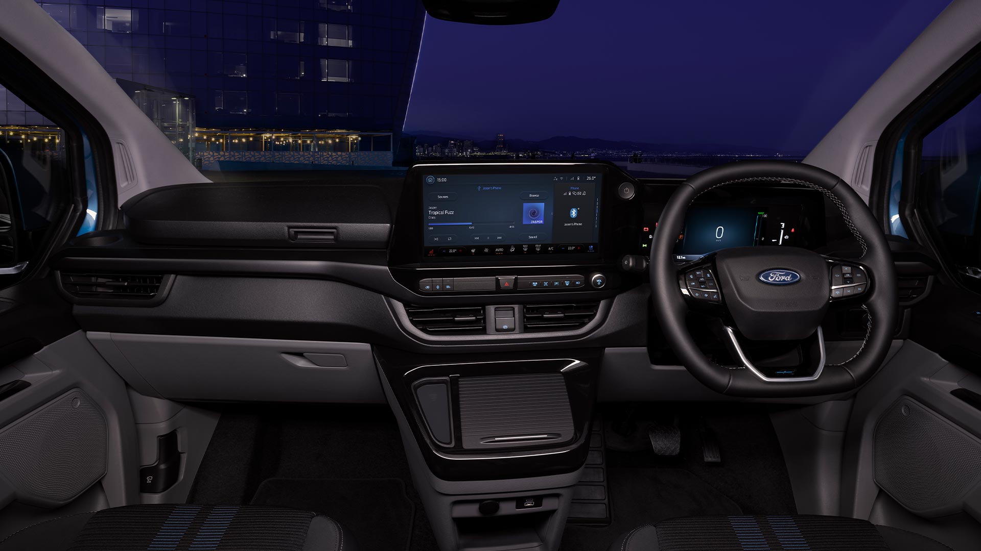 Egy Ford E-Transit Custom elektromos áruszállító belső tere éjszaka.