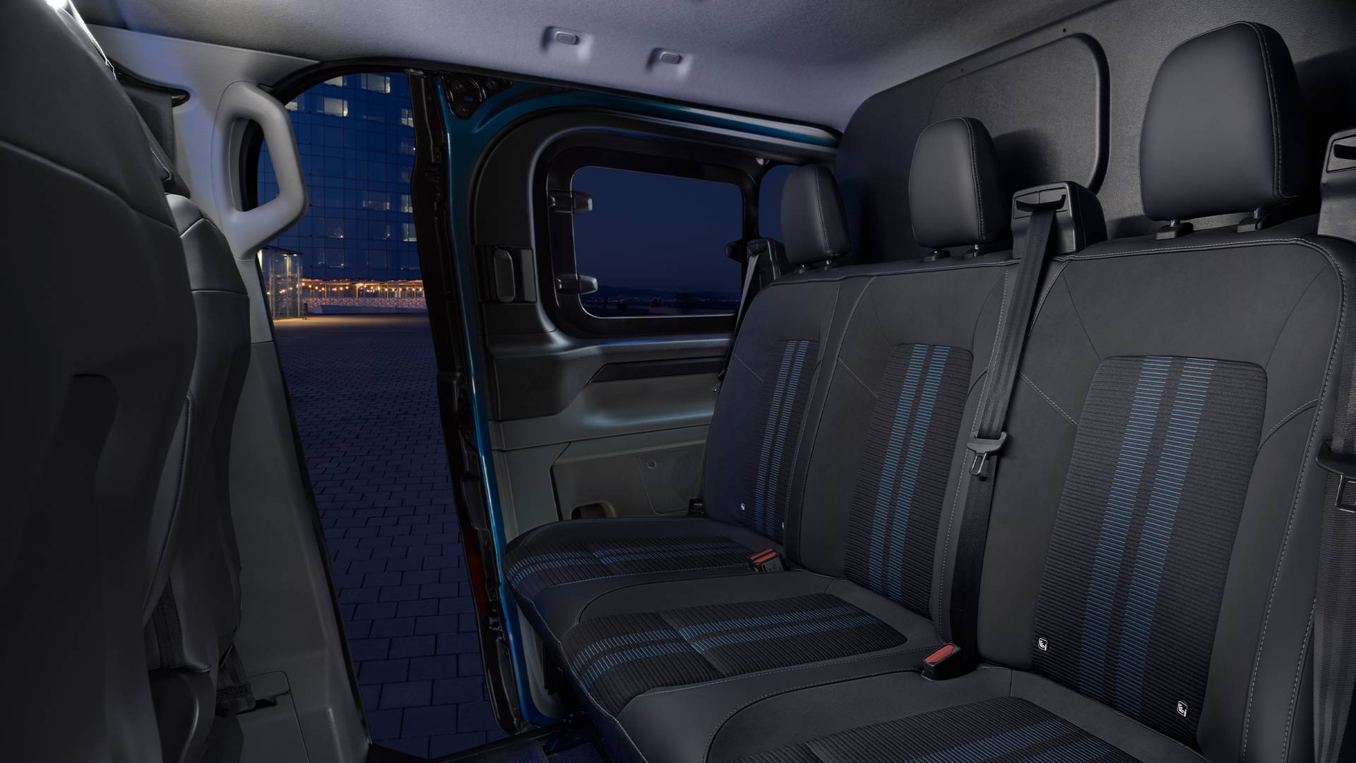Egy Ford E-Transit Custom dupla kabinos áruszállító második üléssora.