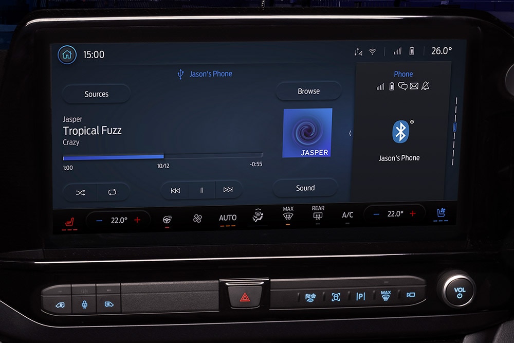 Az infotainment rendszer kijelzője egy Ford E-Transit Custom elektromos áruszállítóban.