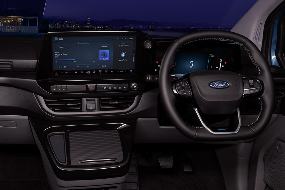 Egy Ford E-Transit Custom elektromos áruszállító belső tere vezető- és utasülésekkel.