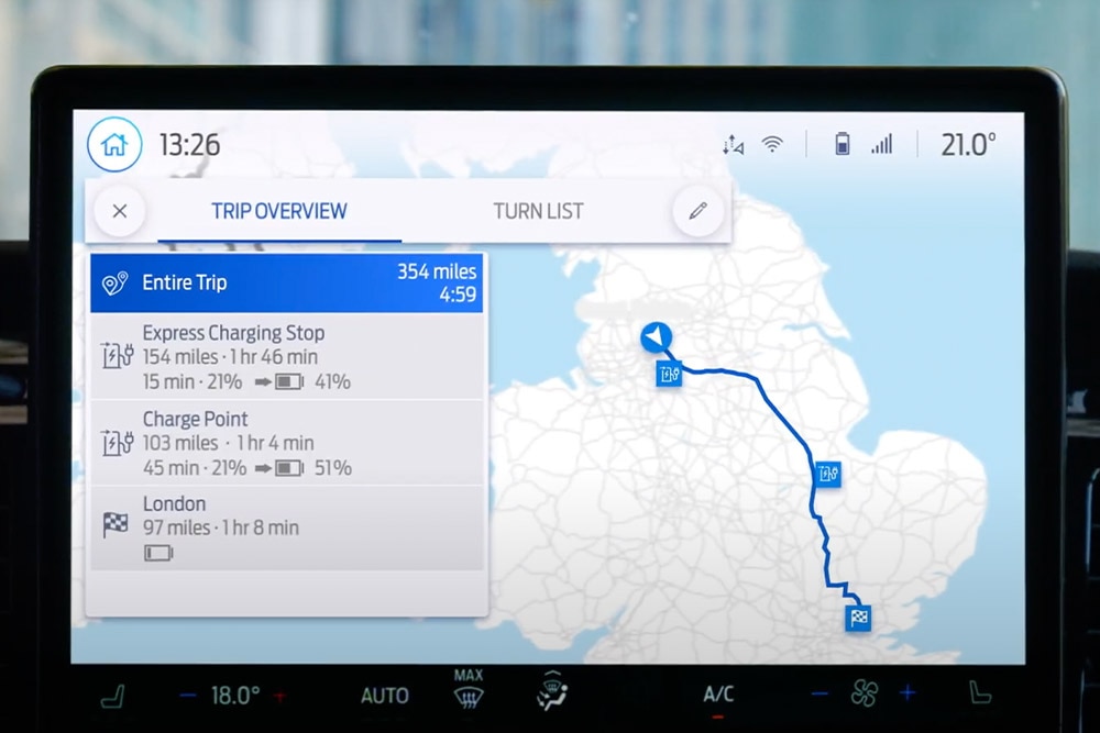 Egy Ford E-Transit Custom elektromos áruszállító navigációs kijelzője útvonaltervvel.