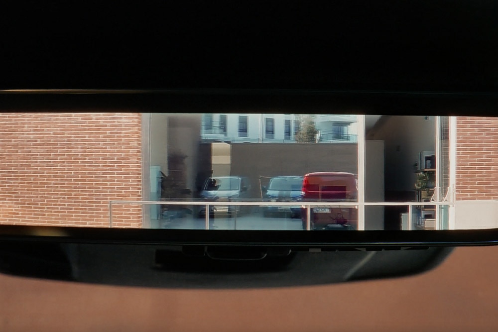 Visszapillantó tükör egy Ford E-Transit Custom elektromos áruszállítóban.