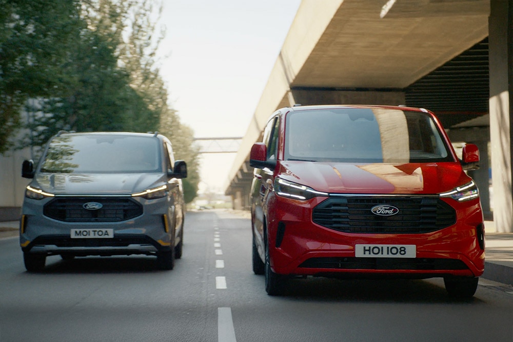 Egy szürke és egy piros Ford Transit Custom egy autópályán haladnak.