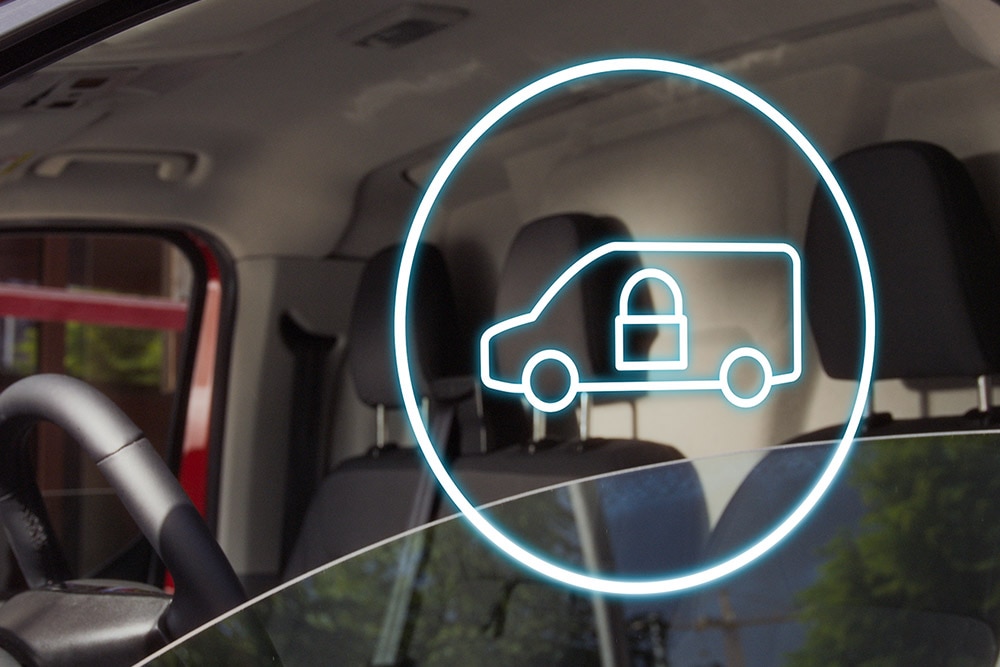 Egy Ford E-Transit Custom szélvédőjén látható „zárt jármű“ jelzés.