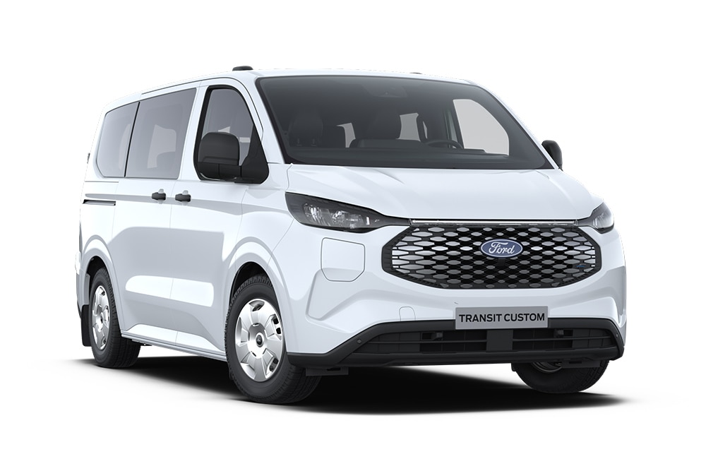 Egy fehér Ford E-Transit Custom Kombi elektromos áruszállító, ferdén elölnézetből.