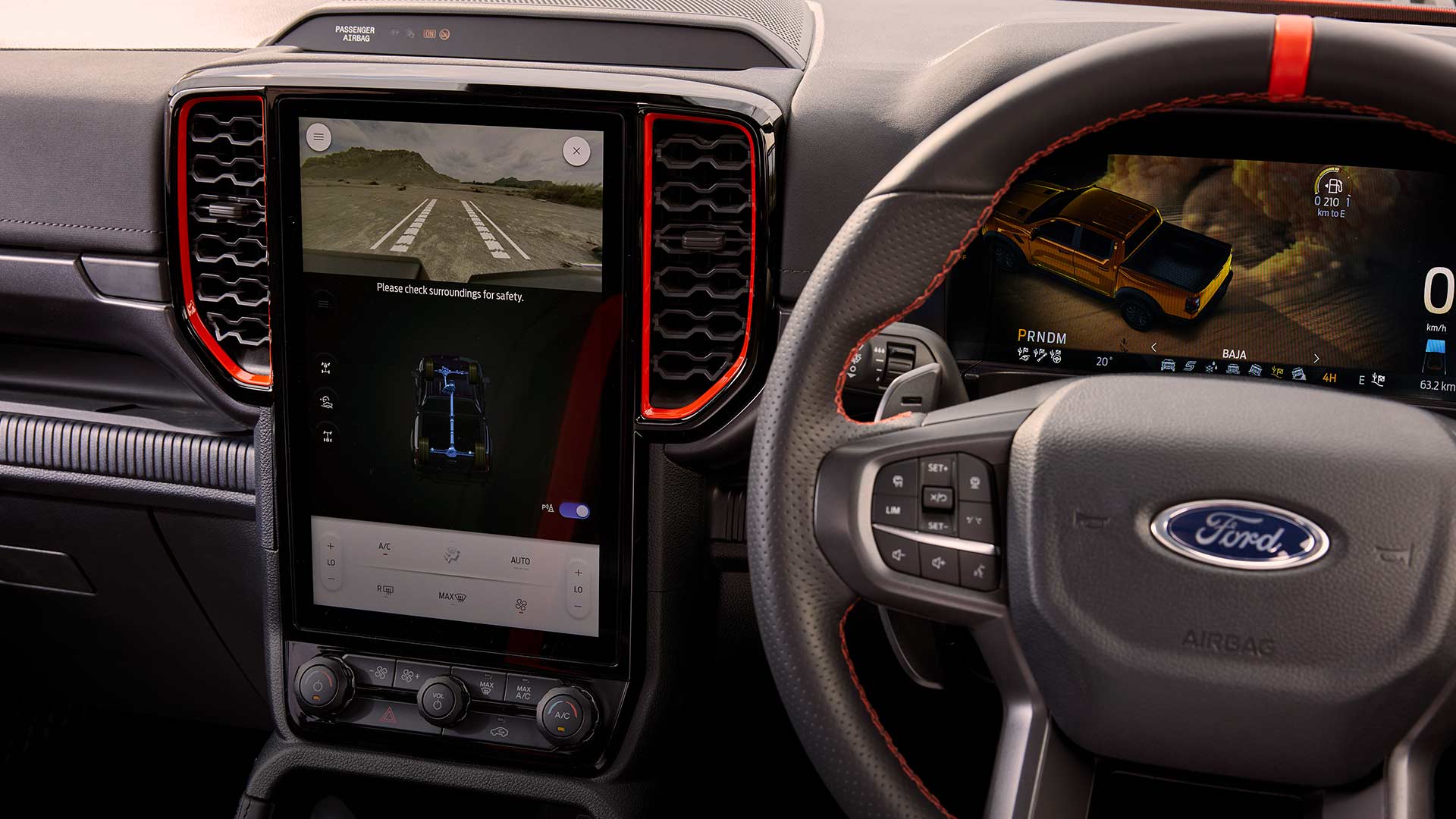 Egy Ford Ranger Raptor műszerfalának és infotainment kijelzőjének belső nézete.