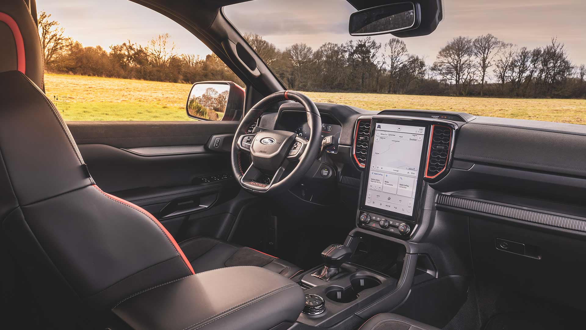 Egy Ford Ranger Raptor belső tere 12"-os érintőképernyővel.