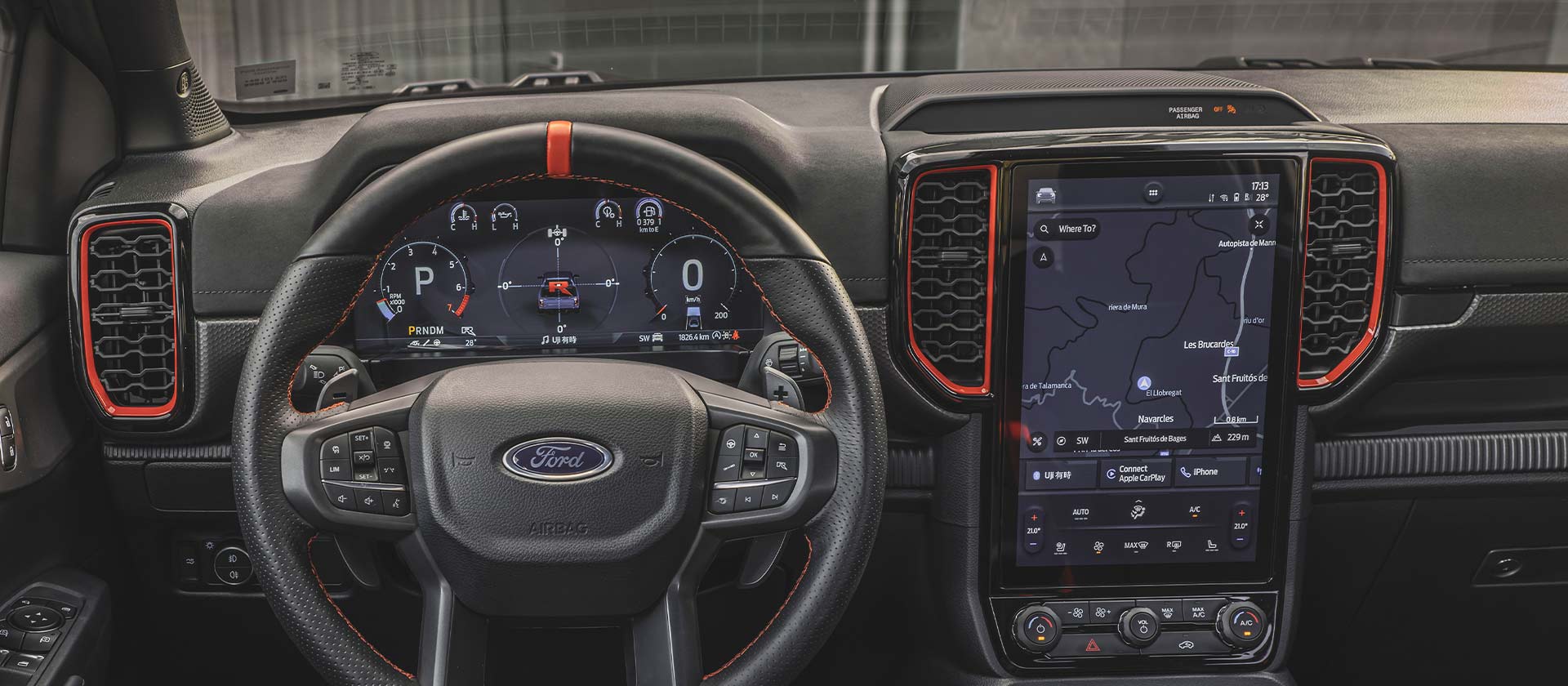 Egy Ford Ranger Raptor műszerfalának és infotainment kijelzőjének belső nézete.