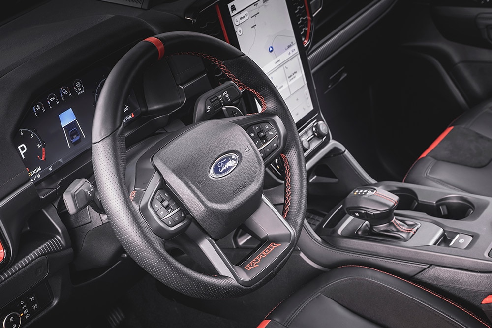 Egy Ford Ranger Raptor kormánykereke és műszerfala.