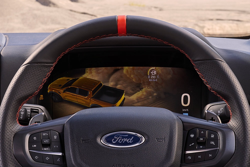 Egy Ford Ranger Raptor kormánykerekének felső középső jelzése és a digitális műszerfali kijelző.
