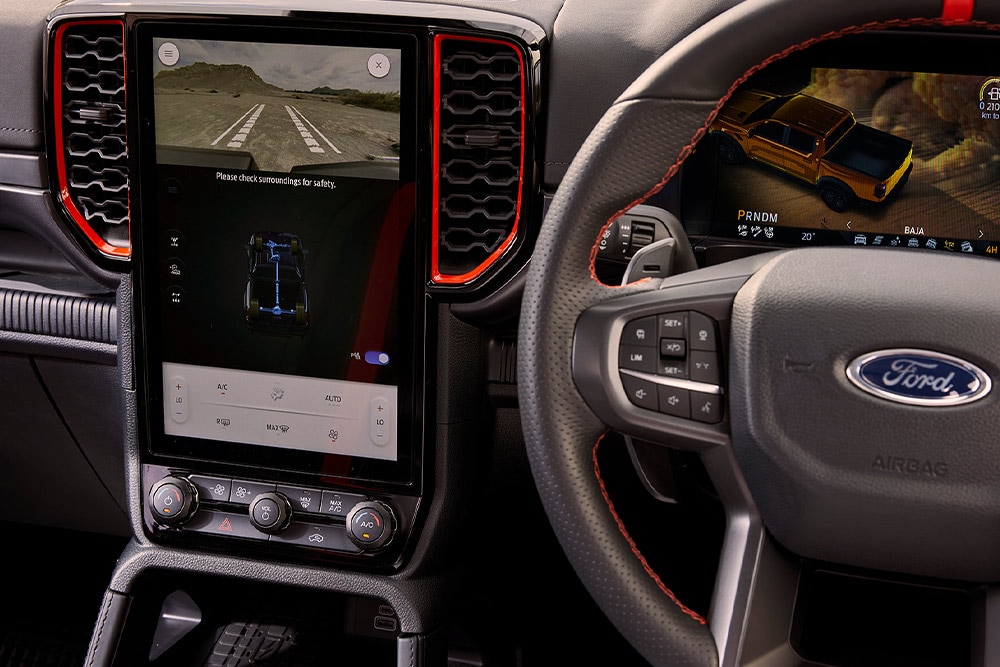 Egy Ford Ranger Raptor műszerfalának és infotainment kijelzőjének belső nézete.