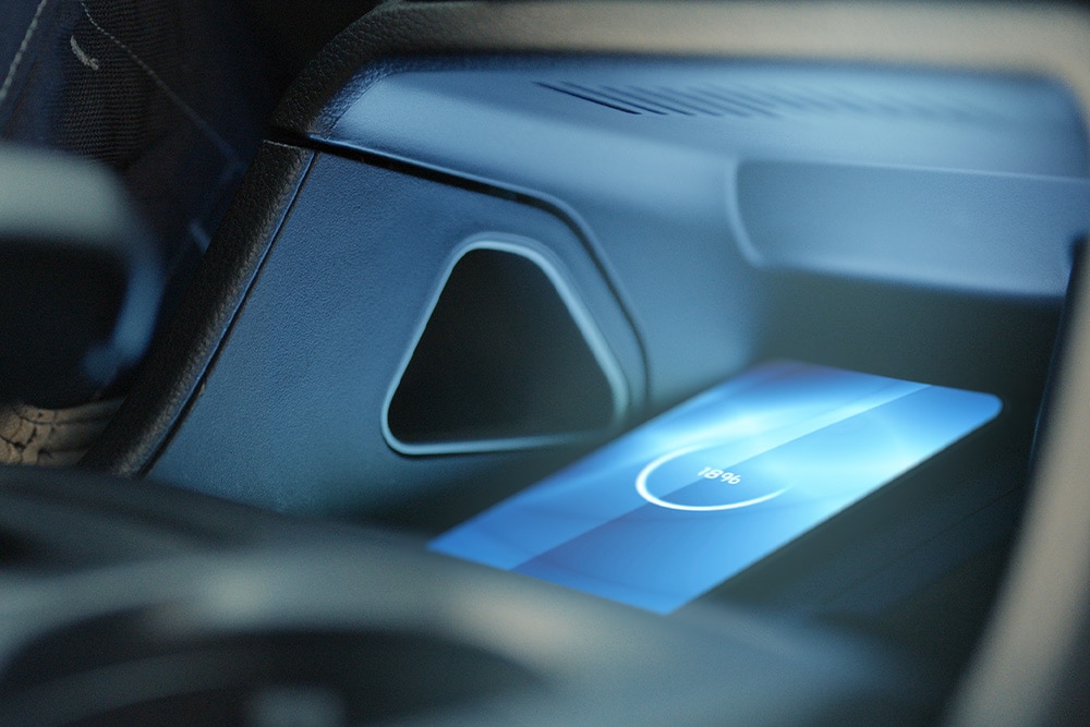 Egy vezeték nélkül töltődő telefon egy Ford Ranger Raptorban.