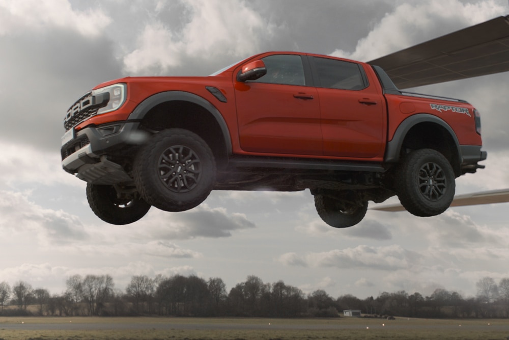 Egy piros Ford Ranger Raptor a levegőben.