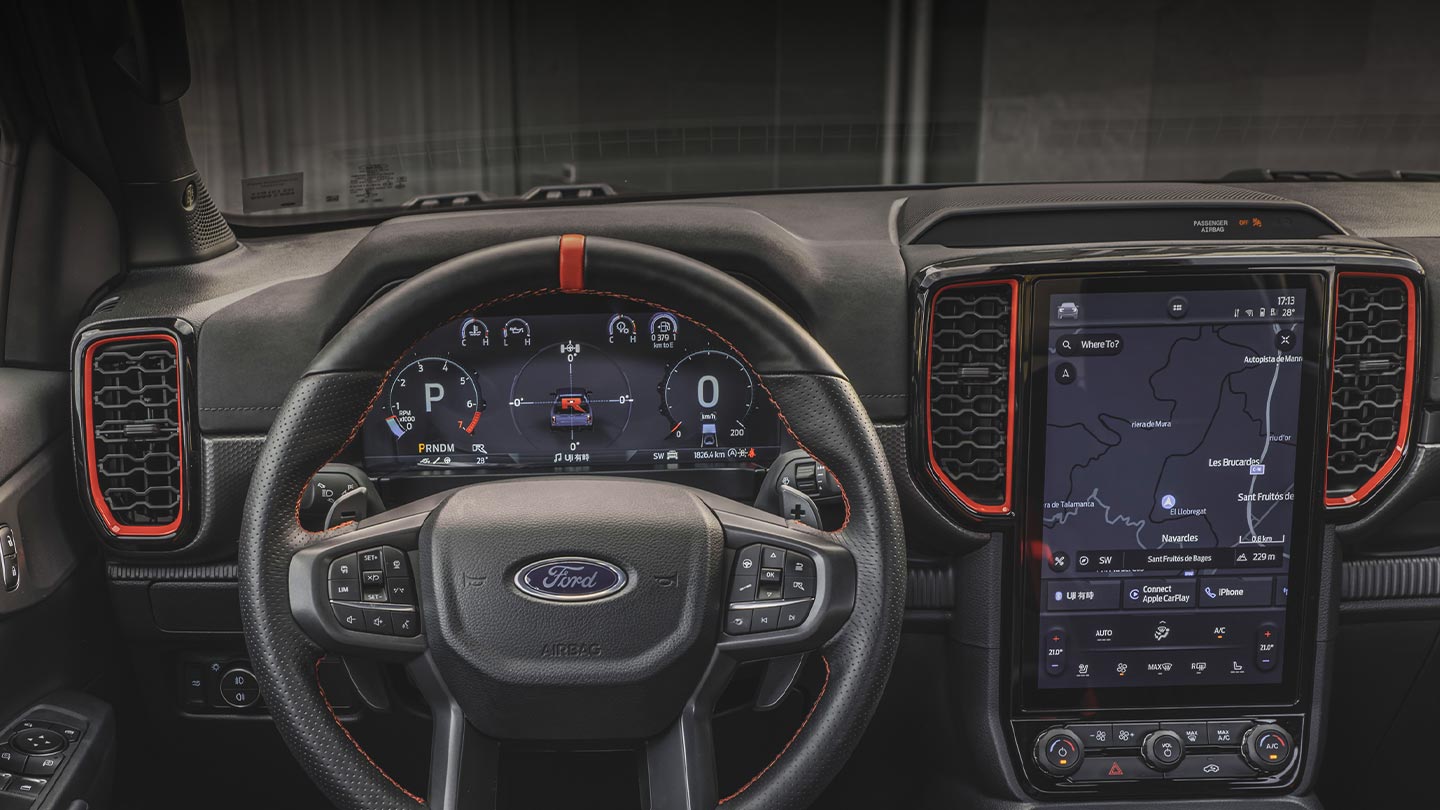 Egy Ford Ranger Raptor műszerfalának és infotainment kijelzőjének belső nézete.