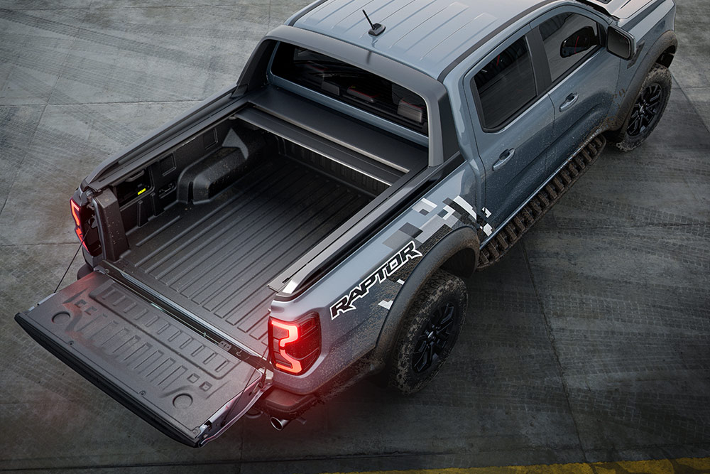 Hátulnézetből látjuk a Ford Ranger Raptort, a jármű platójára és hátfalára közelítve.