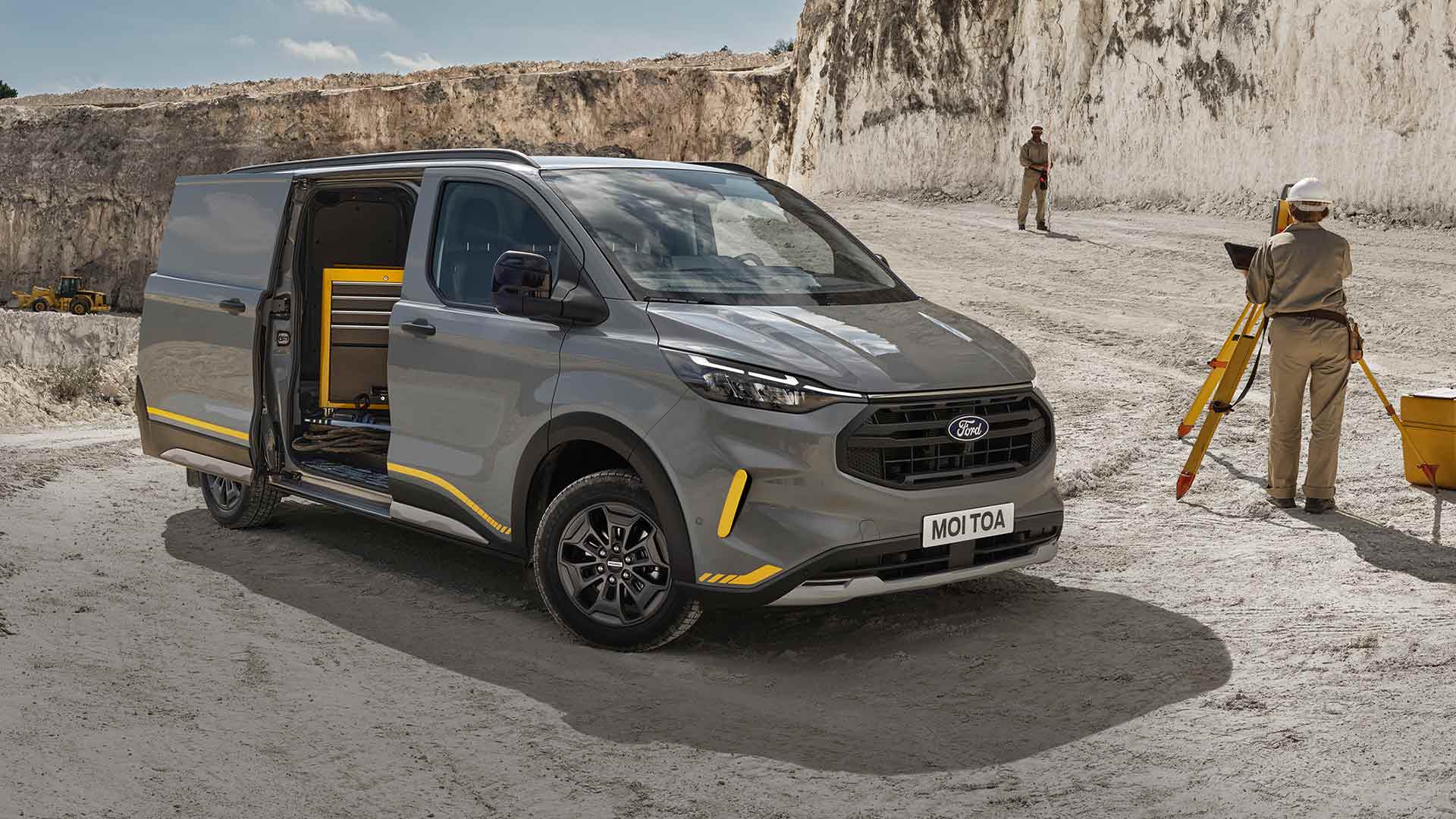 Egy szürke Ford Transit Custom Trail furgon egy kőbányában.