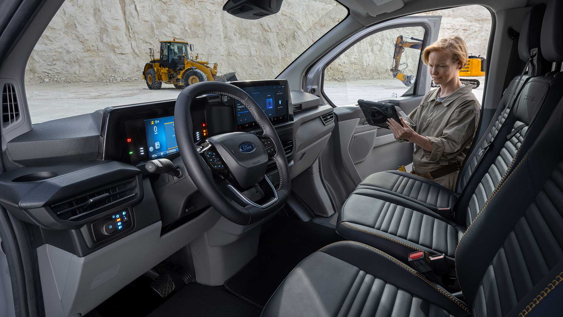 Egy szürke Ford Transit Custom Trail belső tere.