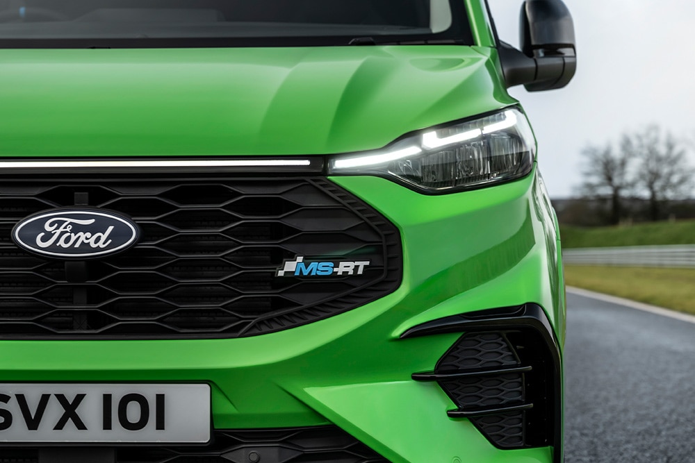 Egy zöld Ford Transit Custom MS-RT.