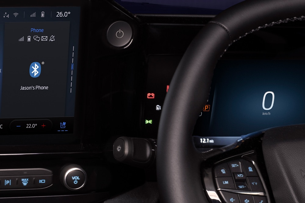 Közelkép egy Ford E-Transit Custom elektromos áruszállító start gombjáról.