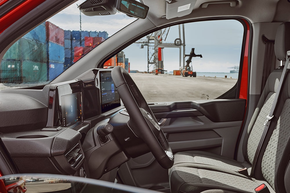 Egy piros Ford Transit Custom belső tere.