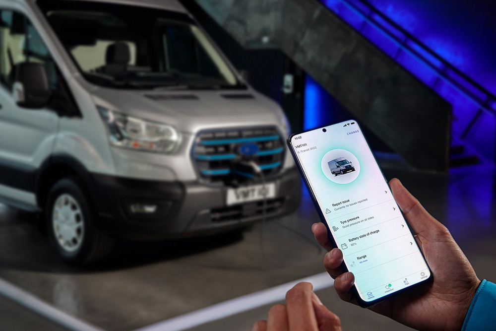 Egy személy mobiltelefont tart a kezében, mely Ford Pro járműadatokat mutat.