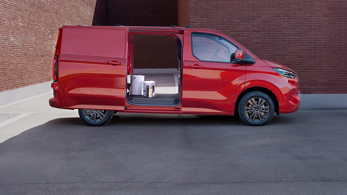 Egy piros Ford Transit Custom nyitott ajtókkal, belső terét mutatva.