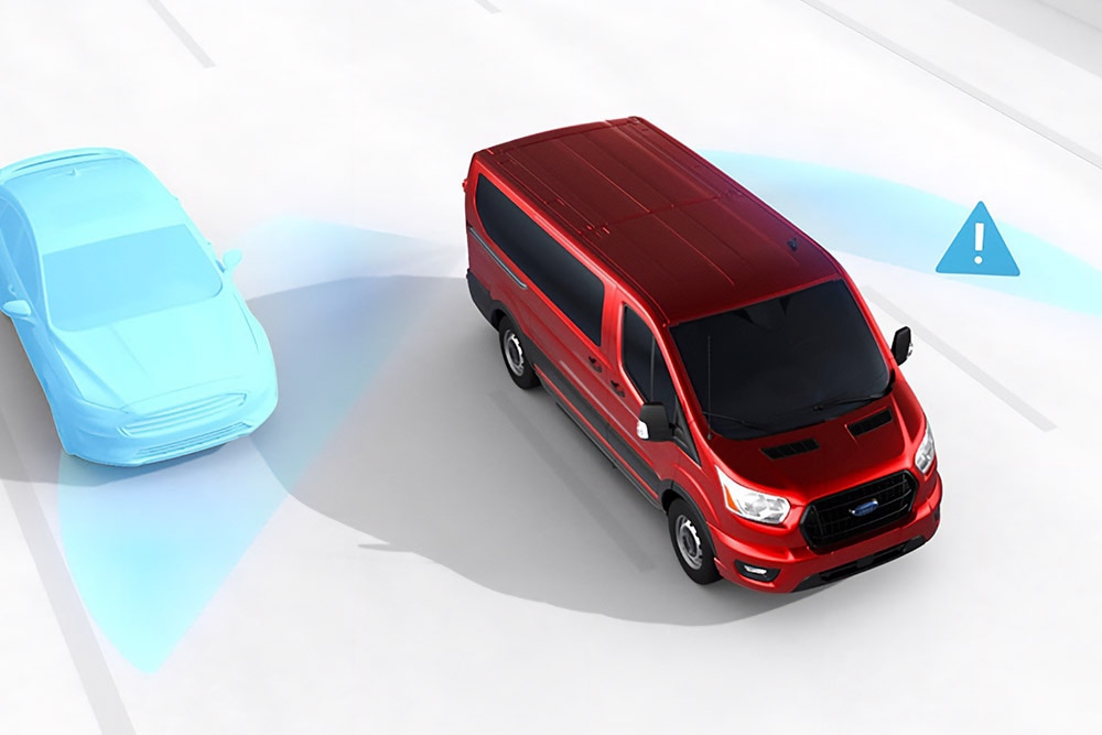Egy piros Ford Transit áruszállító felülnézeti grafikus képe, biztonsági figyelmeztető ikonokkal.
