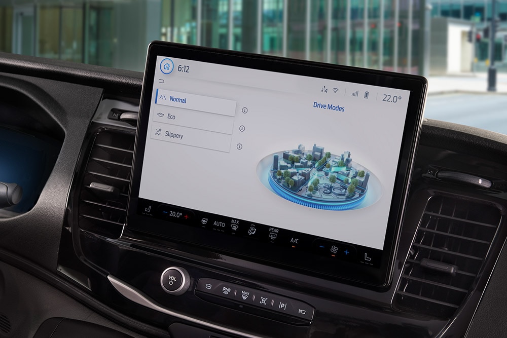 Egy Ford Transit infotainment képernyőjének közelképe, amin menetrend és a telefon csatlakoztatási lehetőségei láthatók.