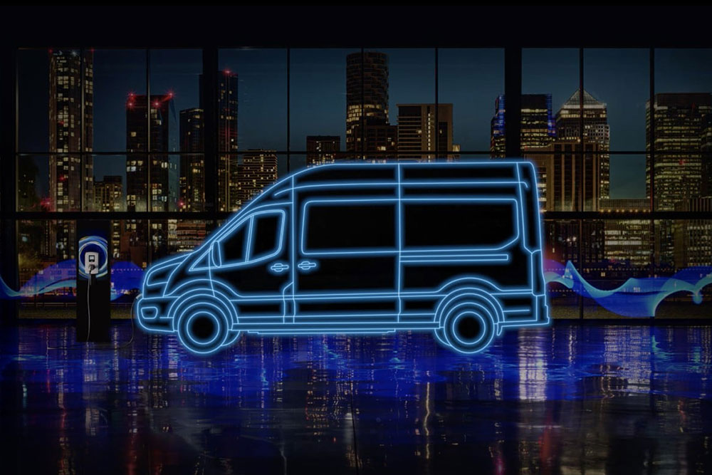 Egy Ford E-Transit elektromos áruszállító és töltőállomás neonkék körvonala a város látképe előtt.