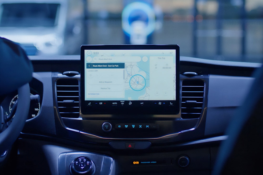Egy navigációs rendszerrel ellátott Ford Transit áruszállító műszerfala.