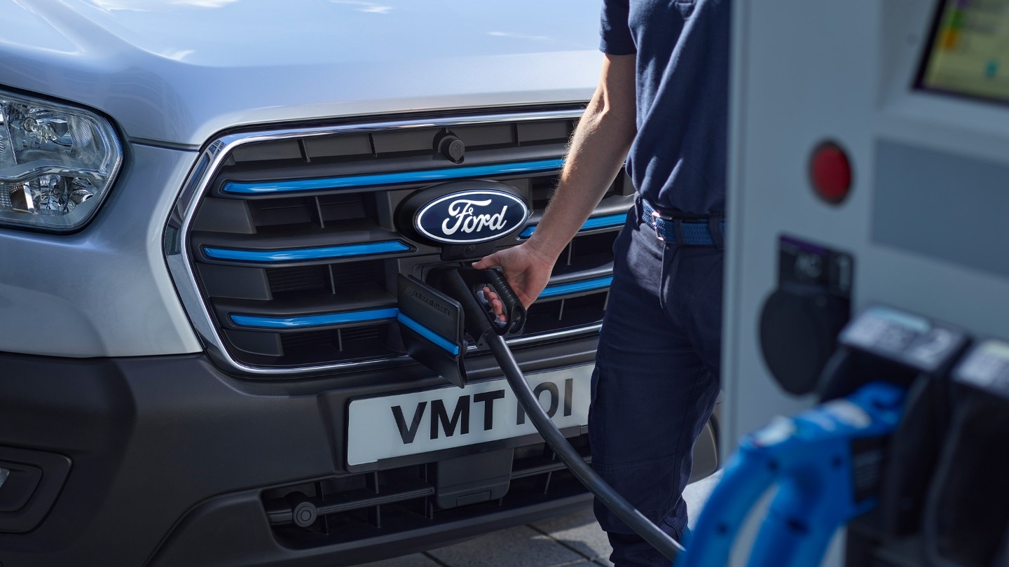 Töltőpontra csatlakoztatott Ford E-Transit
