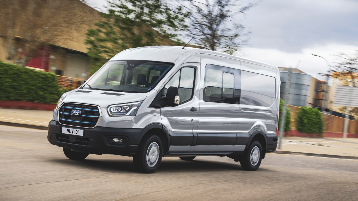 Ford E-Transit Duplakabinos Áruszállító úton