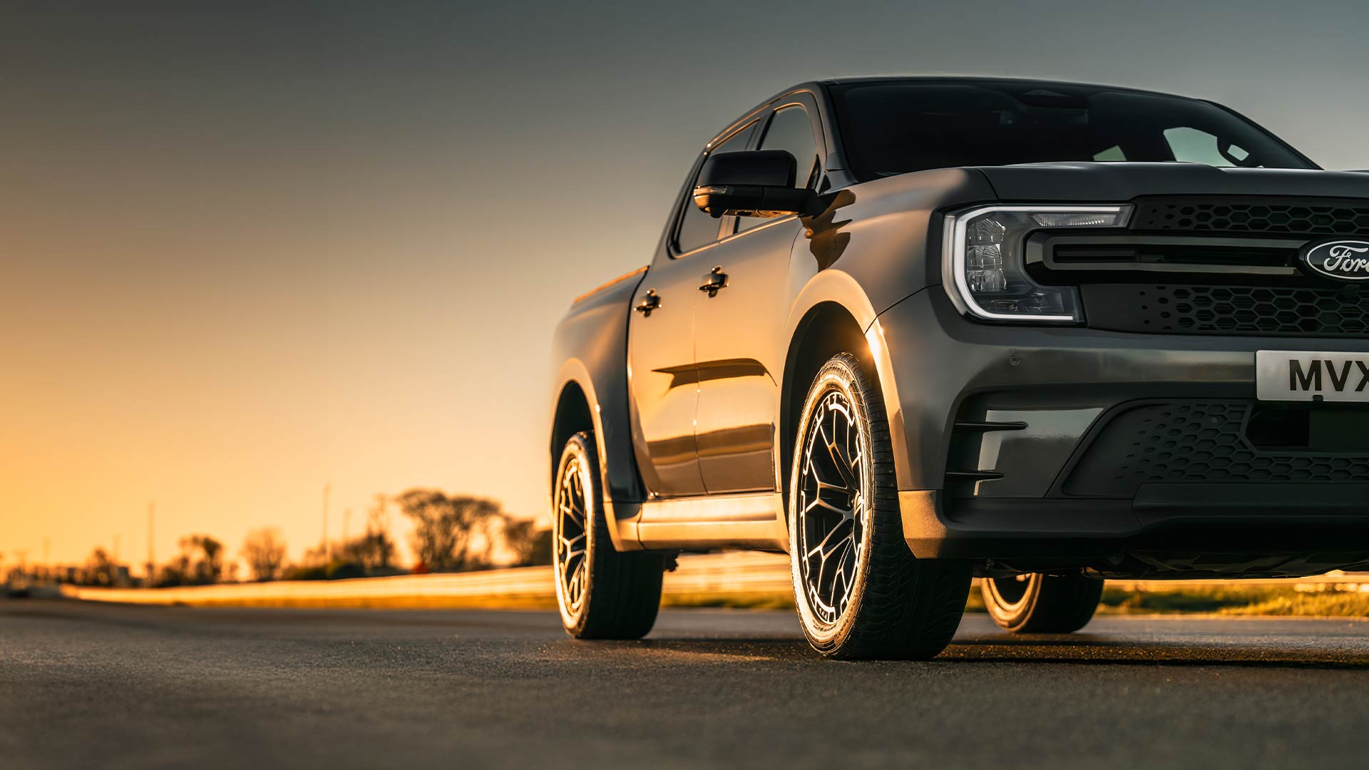 Egy naplemente idején autópályán haladó Ford Ranger MS-RT modellt látunk.