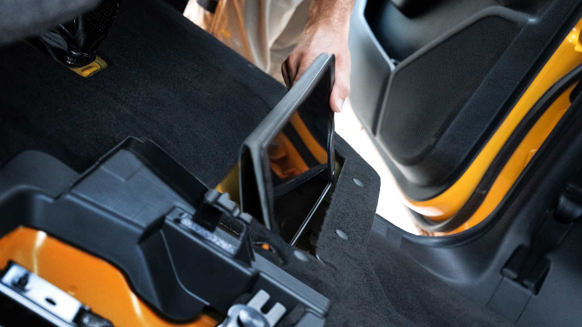 Közelképen látjuk a Ford Ranger Wildtrak hátsó üléstároló rekeszét.