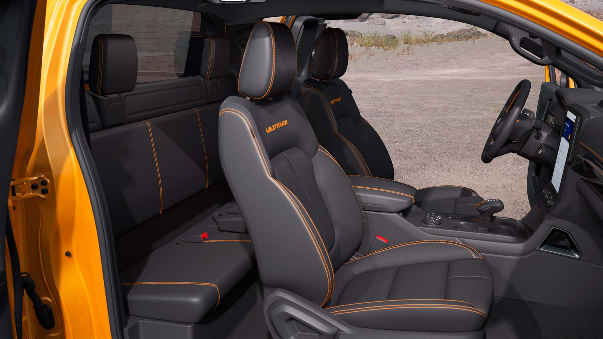 Oldalnézetből tekinthetünk be a nyújtottkabinos Ford Ranger XLT modell utasfülkéjébe.