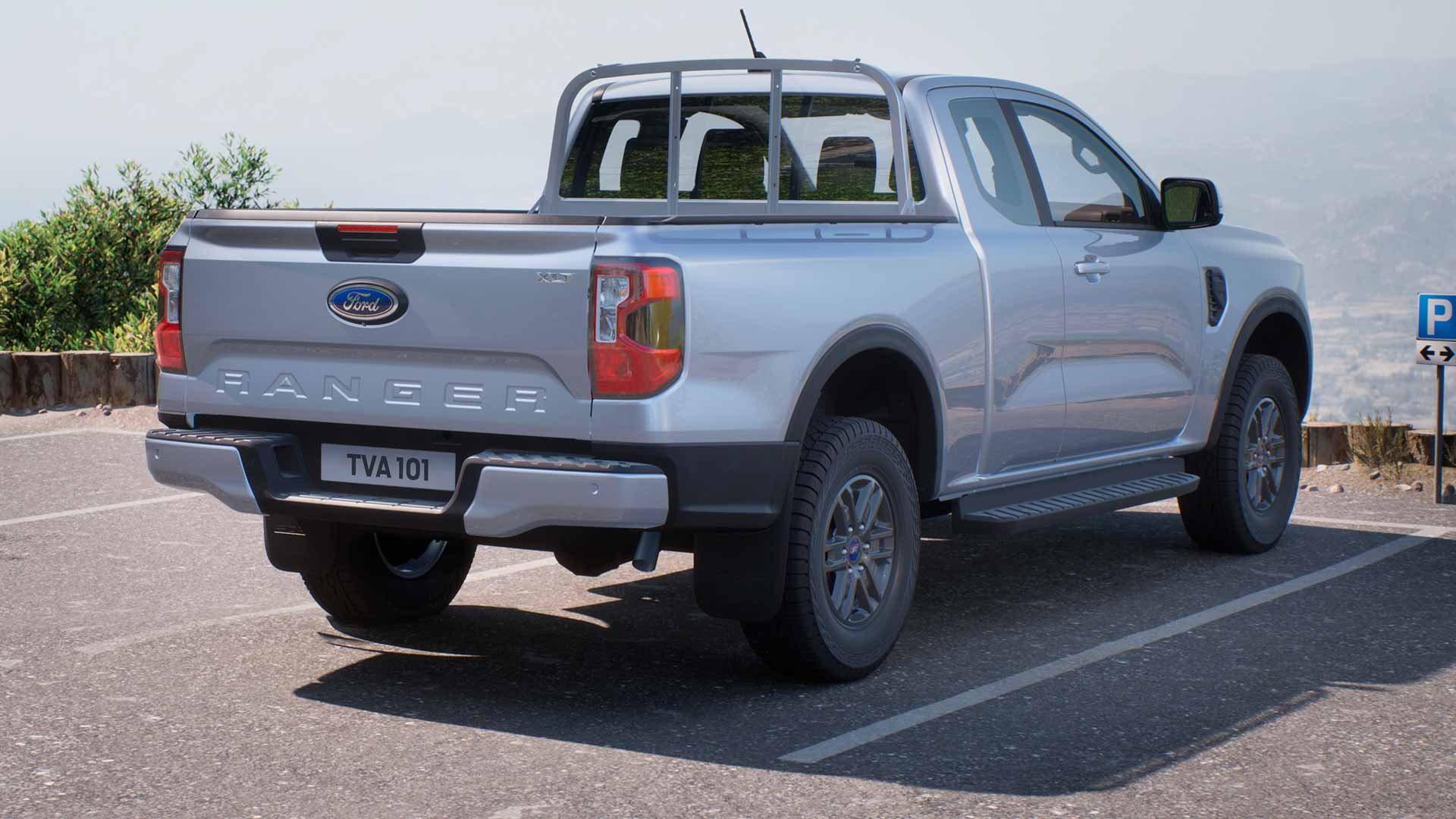 Egy álló helyzetben lévő, ezüstszínű, nyújtottkabinos Ford Ranger XLT hátulját látjuk.