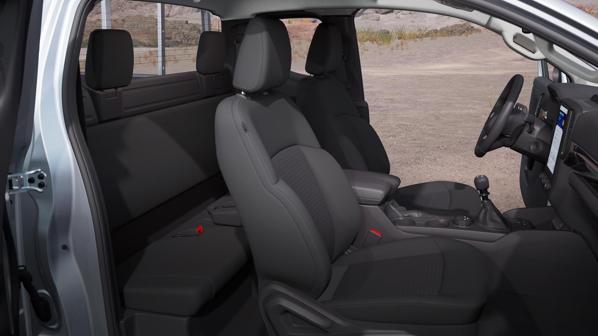 Oldalnézetből tekinthetünk be a nyújtottkabinos Ford Ranger XLT modell utasfülkéjébe.