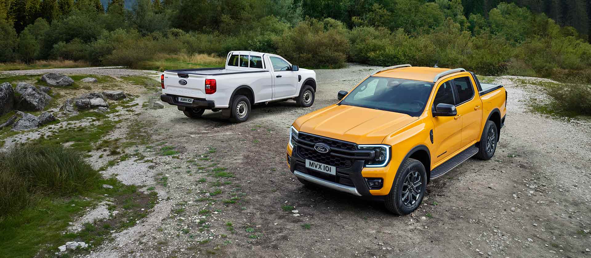 Egy fehér Ford Ranger és egy sárga Ford Ranger parkol egy út sziklás oldalán.
