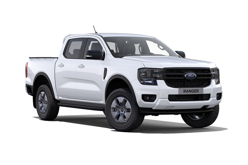 Egy fehér Ford Ranger PHEV XLT modellt látunk félig elöl-, félig oldalnézetből, fehér háttér előtt.