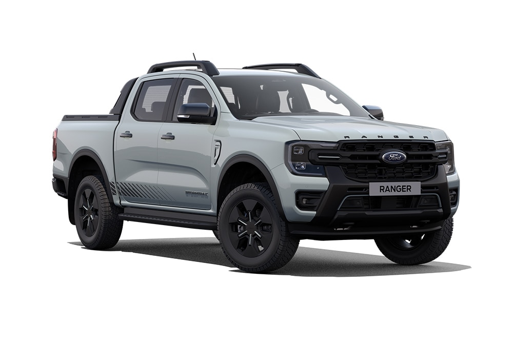 Egy szürke Ford Ranger PHEV Stormtraket látunk első háromnegyedes szögből, fehér háttér előtt.