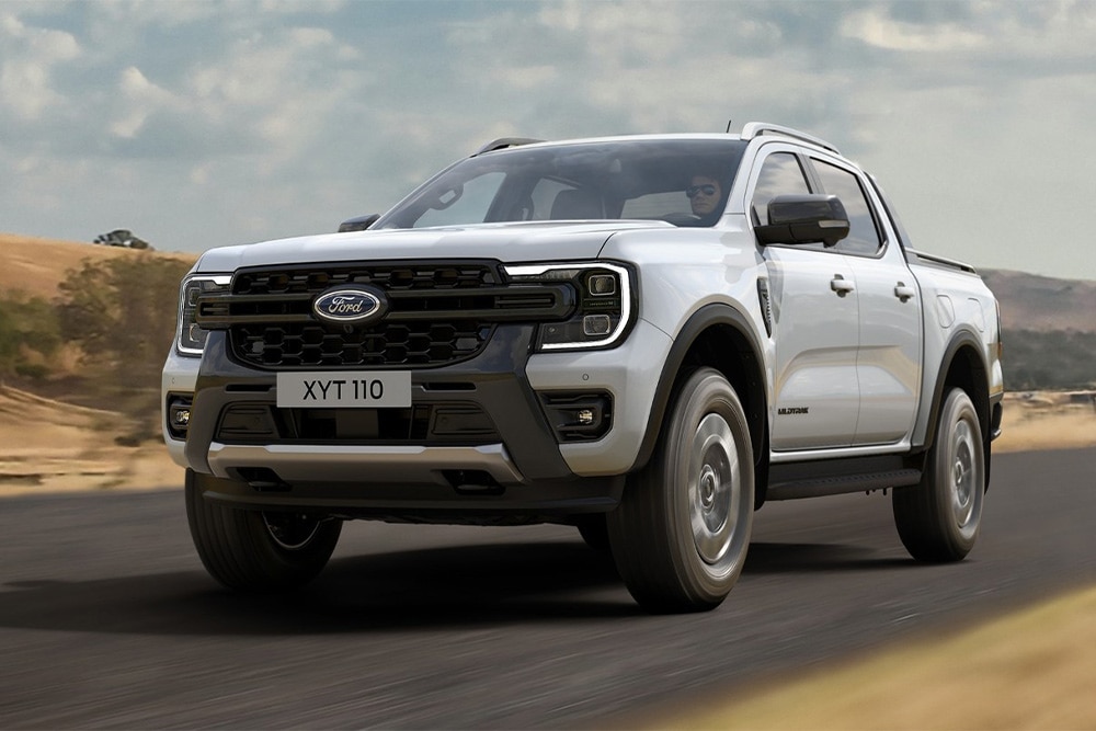 Egy Ford Ranger PHEV Stormtrak halad egy vidéki úton.
