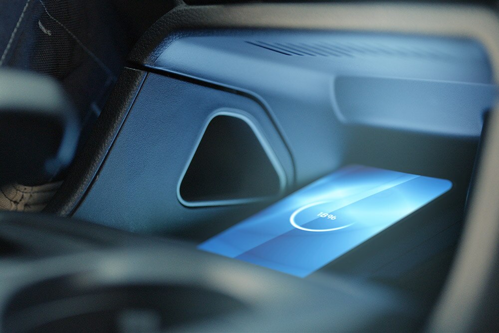 Vezeték nélküli töltőpad a Ford Ranger utasterében. 