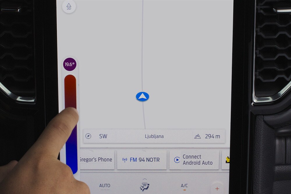 Közelképen látjuk a Ford Ranger kétzónás klímaberendezését a SYNC™ 4 12"-os érintőképernyőn.